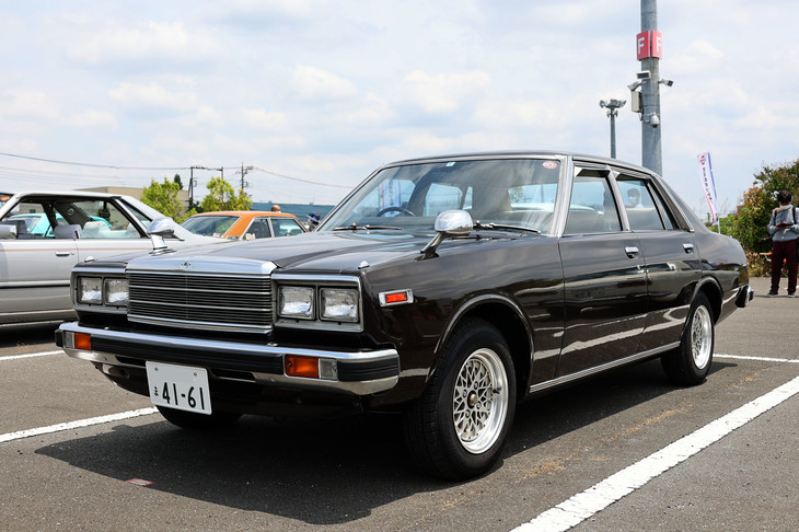 1980年「日産ローレル2000GL」（UC231）。1977年に登場した3代目ローレルの後期型セダン。1978年のマイナーチェンジでヘッドライトが丸目4灯から角目4灯に改められた。