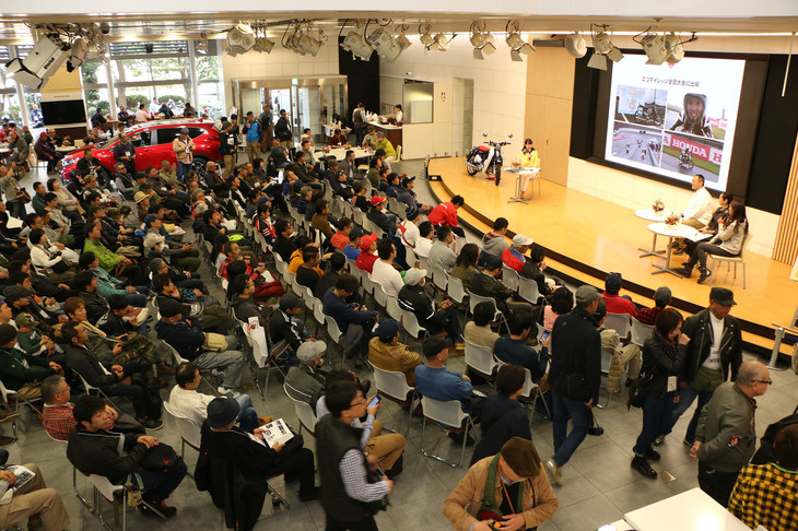 ステージではトークショーなどが行われたほか、販売ブースにはさまざまなホンダグッズが並び、来場者でにぎわっていた。