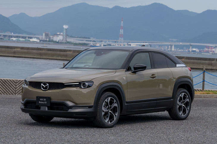 「MX-30ロータリーEV」は、ロータリーエンジンがつくり出した電力でモーターを駆動して走るプラグインハイブリッド車。ハイブリッド燃料消費率（WLTCモード）は15.4km/リッター、一充電あたりのEV走行換算距離（WLTCモード）は107kmとなっている。