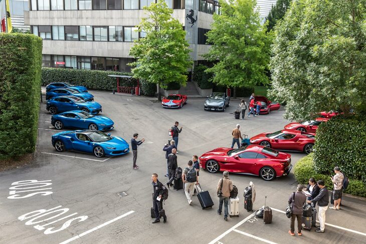 マラネッロの本社工場において、ツアーの参加者に供されたフェラーリの最新モデル。V12エンジンの4ドアスポーツ「プロサングエ」や、システム最高出力1000PSを誇るプラグインハイブリッドのスーパースポーツ「SF90ストラダーレ」の姿も。