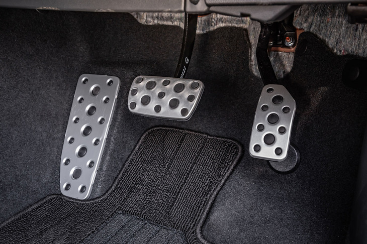 スバル・インプレッサ（アクセル＆ブレーキペダル）