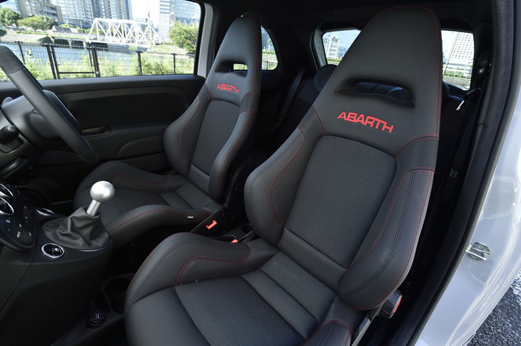 カーボンシェルのサベルト製スポーツシートを標準装備。表皮はテクノレザーとファブリックのコンビネーションで、これは「595エッセエッセ」専用の仕様となる。