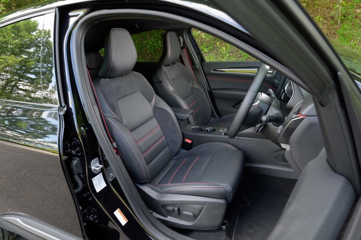 シートはレザーとスエード調のコンビ表皮。高さのある立派なヘッドレストが備わっている。