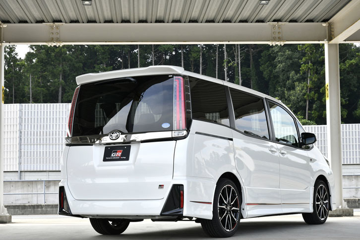 「ノアSi“GRスポーツ”」（写真）、「ヴォクシーZS“GRスポーツ”」ともに、ボディーカラーは全5色が用意される。