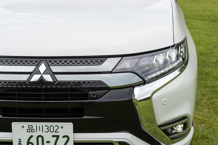 フロントまわりでは、ラジエーターグリルがメッシュパターンとなったほか、LEDヘッドランプ内にスリットが設けられている。