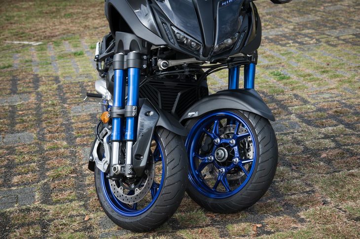 スポーツバイクに匹敵するハンドリングを実現するため、フロントにはタイヤメーカーと共同開発した120/70R15サイズのVレンジタイヤを装着している。