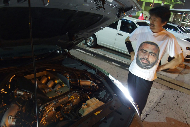 「GT-RプレミアムエディションT-spec」は最高出力570PS/6800rpm、最大トルク637N・m/3300-5800rpmの3.8リッターV6ツインターボエンジンを搭載。トランスミッションは6段DCTで、パワーユニットの基本構成やスペックは従来型と同じだ。