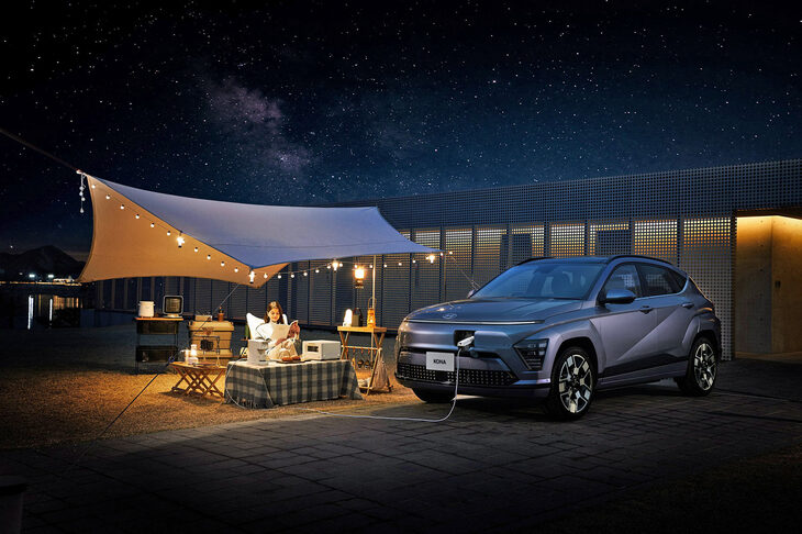 EVの「コナ」には外部給電機能も備わっている。写真のような、電化製品を使ったアウトドアアクティビティーは“お手の物”だ。