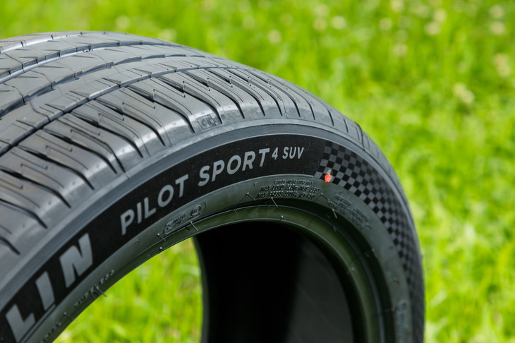プレミアムSUV向けタイヤ「パイロットスポーツ4 SUV」。2019年6月に発売され、2020年7月にデザイン変更モデルが登場した。ミシュラン独自の金型加工技術「プレミアムタッチ」をさらに進化させた「フルリングプレミアムタッチ」をサイドウォールに採用している。