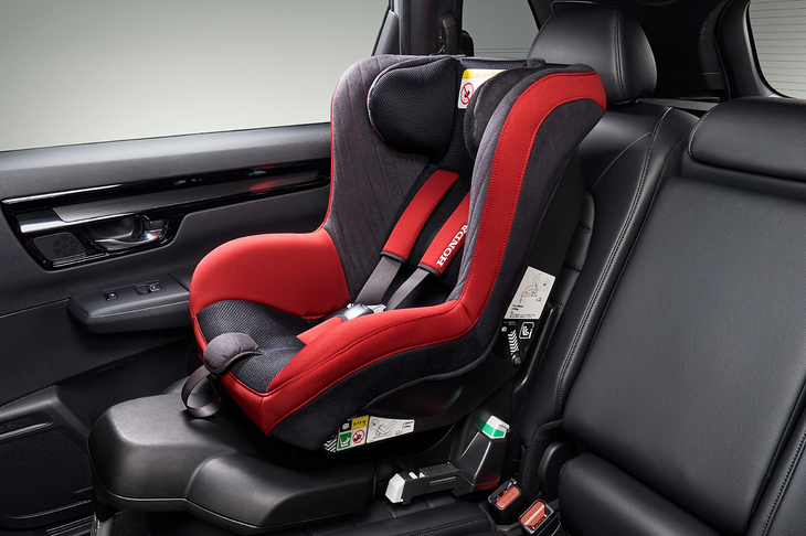 「CR-V」は後席の着座位置が先代よりも高くなっており、見晴らしのよさが際立つ。チャイルドシートへの子どもの乗せ下ろしの負担も軽減される。