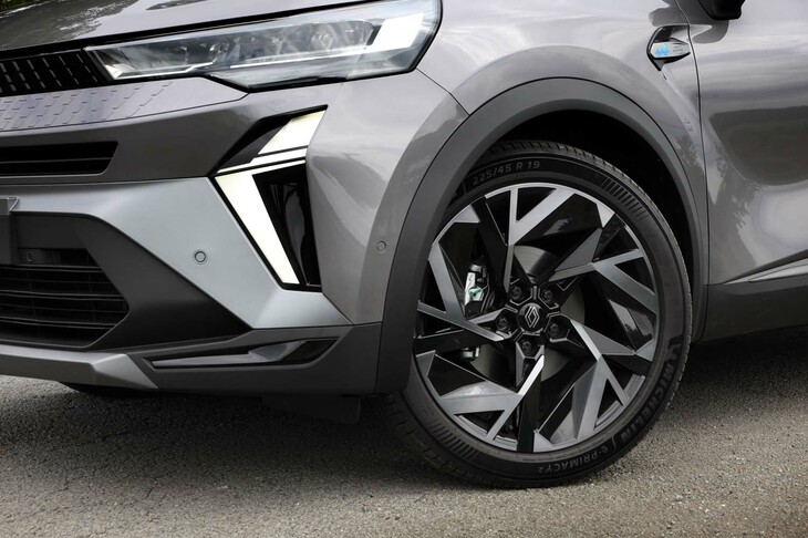 タイヤサイズは225/45R19と、このセグメントでは非常に大径。省燃費性にも配慮したミシュランのコンフォートタイヤが装着されていた。