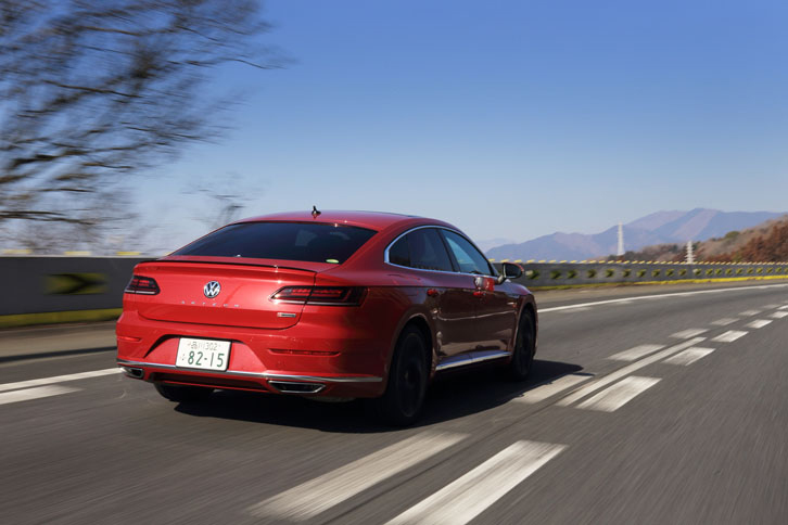 中央道を西へと向かいながら、具体的な行き先をあらためて相談。湖畔からの富士山の姿を楽しむべく、まずは富士五湖のひとつである山中湖に向かうことにしました。