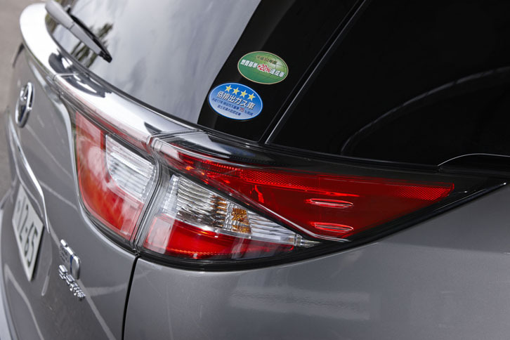 リアコンビランプの側面に空気の流れを整えるフィンを追加、さらにサスペンションを最適化するなどして、操縦安定性を向上させたという。