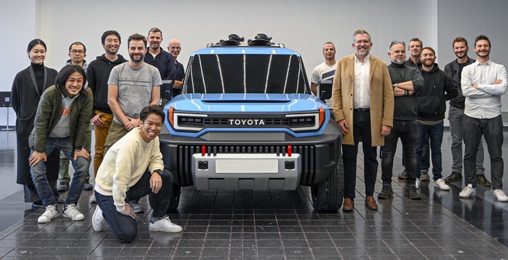 デザインを手がけたモデリングチームと記念撮影にのぞむ「コンパクトクルーザーEV」。スペックは明らかにされていないが（写っている皆さんの身長も不明だが）、この写真から推察するに、ボディーはたしかに、日本でも大歓迎されるコンパクトサイズなのかもしれない。
	 