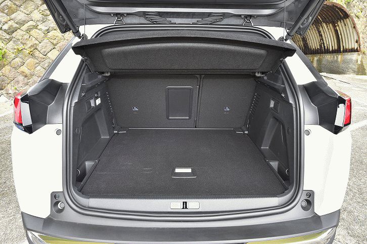 荷室容量は520リッター。後席を倒せば1482リッターまで拡大できる。また「GTライン」には「ハンズフリー電動テールゲート」が装備されている。（クリックすると後席が倒れる様子が見られます）