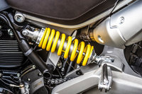 サスペンションは、前がマルゾッキ製のフルアジャスタブル倒立フォーク、後ろがKYB製のプリロード／リバウンド調整機構付きモノショックの組み合わせ。ただし「スポーツ」では、前後ともオーリンズ製となる。