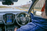 「ドライバー異常対応システム」の体感デモでは、運転中のドライバー（役の担当者）が目を閉じた無反応状態をつくり出し、車両がどのようにシステムを作動させるのかを車内から確認することができた。