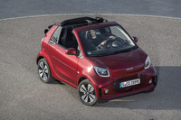 「フォーツーカブリオ」のボディーサイズは全長×全幅×全高＝2695×1663×1555mm、ホイールベース＝1873mmで、クーペモデルと同一。車重はクーペモデルが1095kgであるの対して、30kg重い1125kgとなっている。