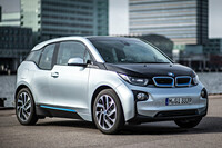 2013年7月に発表された「BMW i3」。BMW初の量産BEVで、アルミ製のシャシーにカーボン製のキャビンを載せたコンパクトハイトワゴンだった。2022年6月の生産終了までに、約25万台が販売された。