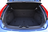 荷室の様子。後席や助手席の背もたれを前方に倒すことで、さまざまな荷物の積載に対応できる。（写真をクリックすると荷室のアレンジが見られます）