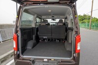 荷室長はクラストップ（実質「ハイエース」と2車種だが）をうたう3050mm。開口部の高さは1275mmを、幅は1370mmを確保している。