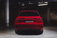 「カイエンGTS」のリアビュー。「PORSCHE」ロゴやモデル名のバッジはすべてブラックだ。