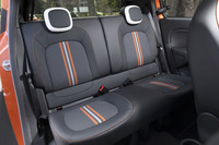 表皮のデザインを除くと、シートの形状は基本的に標準車と共通。リアシートの5：5分割可倒機構も含め、シートアレンジについても変更はない。