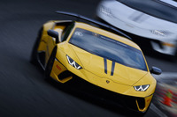 「ウラカン クーペ」と比較した場合、サスペンションのロール剛性は15％強められている。