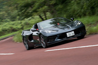 現時点で「コルベット」に設定されるエンジンは、6.2リッターV8 OHV「LT2」のみ。ドライサンプ式のオイルシステムを採用することで、低重心化を図っている。