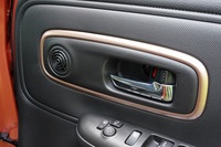 ドアハンドルまわりにはカッパーのアクセントがあしらわれる。