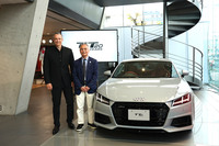 写真左からアウディ ジャパンのフィリップ・ノアック代表取締役社長、バウハウス100周年委員会の柏木 博氏、そして「TT 20 years」。