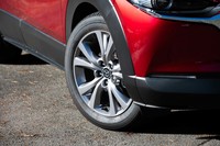 タイヤサイズは全グレードとも215/55R18が標準。テスト車には「トーヨー・プロクセスR56」が装着されていた。