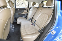 リアシートは前後スライドのほか、リクライニング調整も可能。