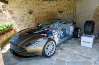 2016年の国際試乗会で会場に展示されていた、「DB11」のカットモデル。今日のアストンマーティン車には、アルミ製のバスタブシャシーをベースに車体を形成する構造が用いられている。