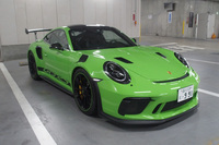 「911 GT3 RS」は、0-100km/h加速のタイムが3.2秒、最高速が312km/hというパフォーマンスを誇る。ドイツ・ニュルブルクリンク北コースで、6分56秒4というラップタイムを記録している。