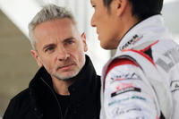 ルノー・スポールのテストドライバーであるロラン・ウルゴン氏（写真奥）と話し込む谷口。