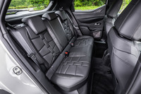 2種類の異なる密度のフォームを部位ごとに使い分け、包み込まれるような心地よさとサポート性を両立させたという「DS 3クロスバック」のシート。後席の背もたれには、60：40の分割可倒機構が備わる。