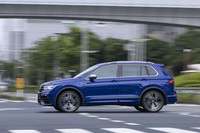 足まわりには電子制御式減衰力可変ダンパーの「DCC」を標準装備。ノーマルモデルよりも最低地上高が10mm低くなっている。