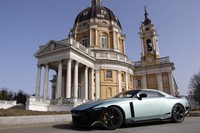 サヴォイア家のヴィットリオ・アメデオII世が18世紀初頭、聖母にささげた「バジリカ・ディ・スーペルガ」の前で。