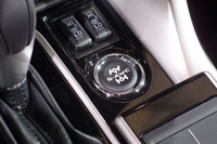 ドライブモードには、オート／スノー／グラベルの3モードを用意。4WD機構にはAYCブレーキ制御を追加した「S-AWC（Super All Wheel Control）」を採用している。