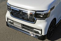 グリルガーニッシュとアンダースポイラーが装着された「N-BOXカスタム」のフロントまわり。こうしたドレスアップ用品に加え、エンジンのレスポンスを高めるパフォーマンスエアフィルターなども用意される。