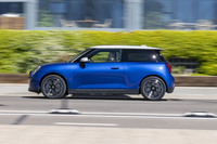 3858mmの全長に対して、2526mmのホイールベースが確保された「MINIクーパーSE」。サイドビューは、MINI 3ドアとしてはやや胴長な印象だ。