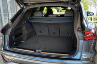 荷室容量は5人乗車時で520リッターとなっており、後席をたたむと最大で1473リッターまで拡張が可能。トノカバーは、不使用の際は床下の収納スペースに格納できる。