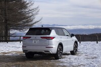 横長のリアコンビランプが特徴的なリアビュー。リアゲートの中央部をへこませることでスペアタイヤを背負っているかのようなデザインにしている。