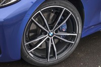 10スポークの19インチホイールは、オプション「ファストトラックパッケージ」に含まれるもの。タイヤはブリヂストンのランフラット「トランザT005」が組み合わされていた。