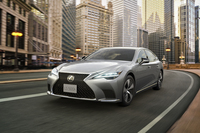 レクサスの「LS」（写真）や「LC」、トヨタの「クラウン セダン」はエンジン縦置きの「マルチステージハイブリッドシステム」を搭載している。