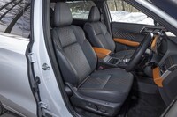 「P」専用のセミアニリンレザーシート。電動調整機能もシートヒーターもすべて標準装備だ。