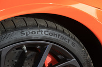 「ホンダNSX」のマイナーチェンジモデルに装着された「スポーツコンタクト6」。コンチネンタルタイヤでは、いわゆる第6世代の商品から「Conti（コンチ）」の文字を使わない商品名を採用している。（写真＝荒川正幸）