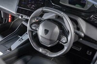 2本スポークのステアリングホイールは上下のリムがフラットな形状。大きな「GT」ロゴが刻まれる。