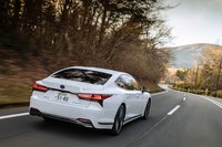 最新の「LS」では、足まわりをはじめ、キャビンへ伝わる振動や衝撃を抑制するさまざまな箇所を改良。ノイズコントロールやサウンドジェネレーターも併用するなど、静粛性の高さが追求されている。